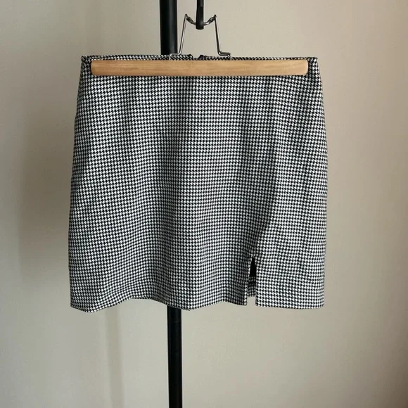 Forever 21 Houndstooth Black and White
Mini Skirt - Picture 2 of 2
